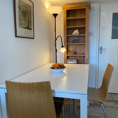 Clifton Garden Flat With Parking 아파트
