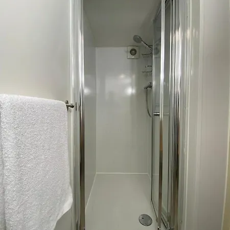 Clifton Garden Flat With Parking Daire *
